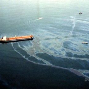 Exxon Valdez oil spill off the coast of Alaska, 1989. Wikimedia Commons. 